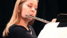 学生吹笛子