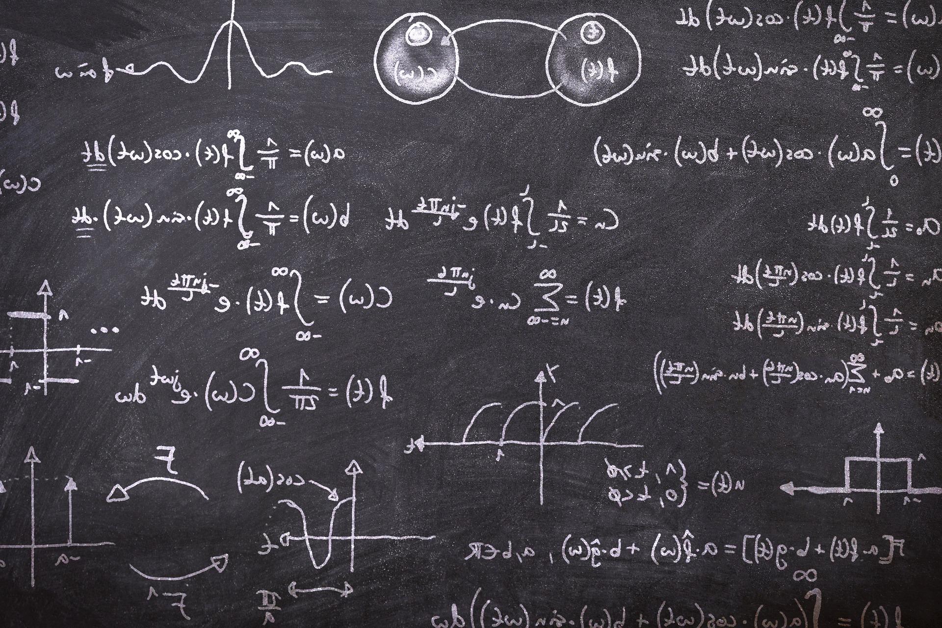 黑板上写着数学方程式